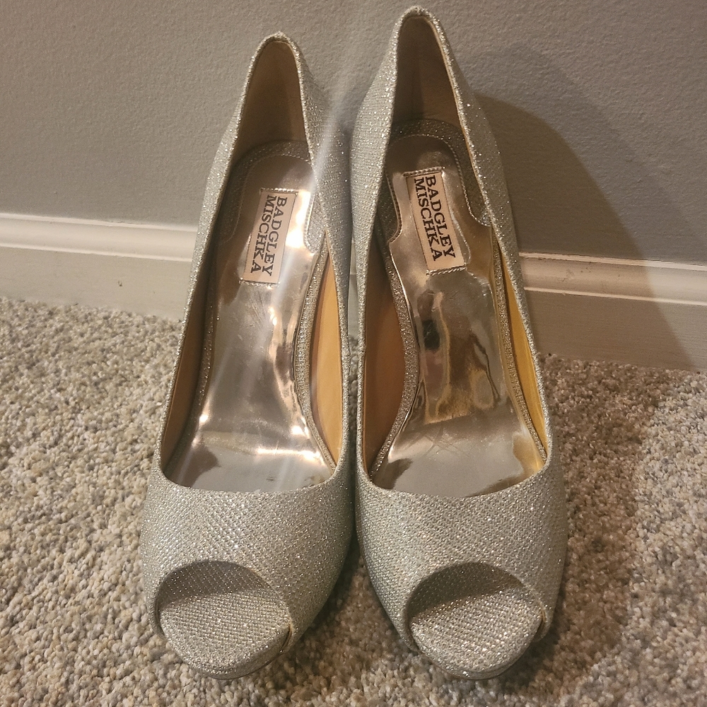 Badgley Mischka Lust Metallic Pump Peep Toe Womens Size 8.5 EUC.